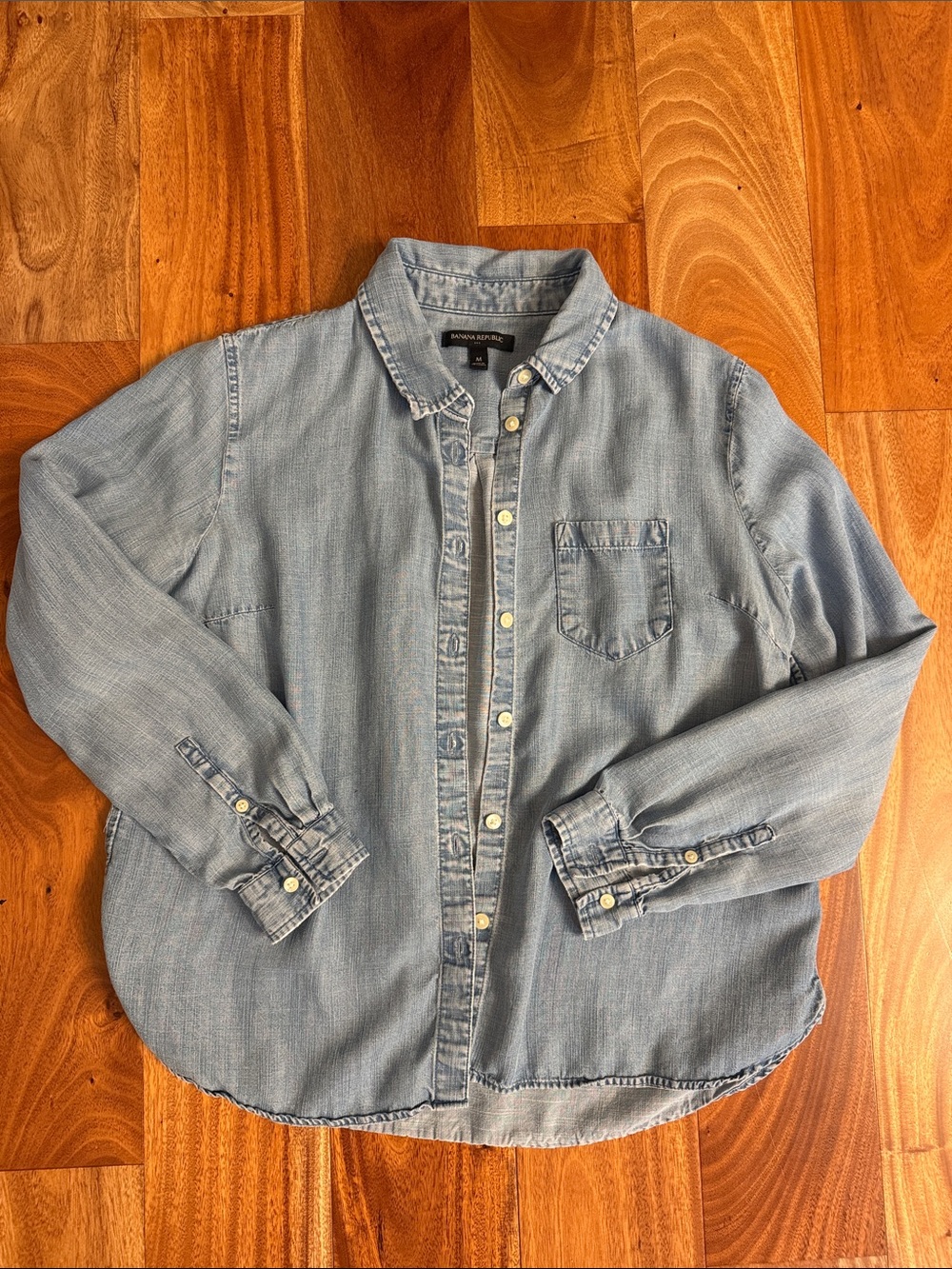 Women’s Banana Republic Light Blue Denim chambray Button-Up Shirt